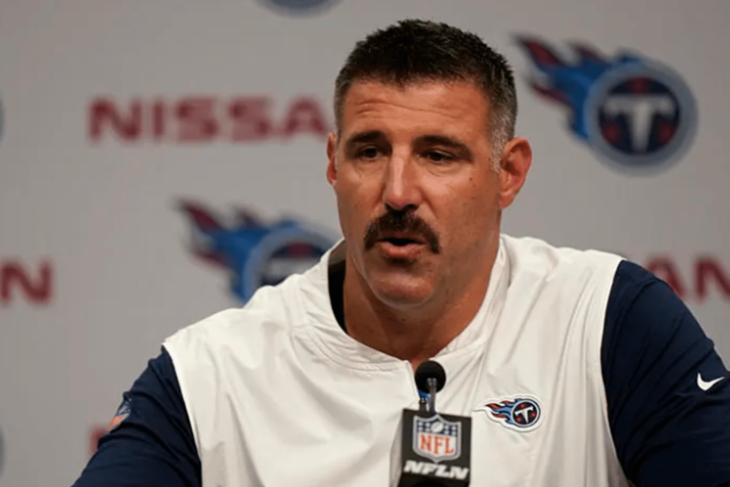 Titans' Mike Vrabel, Ben Jones share touching moment after win